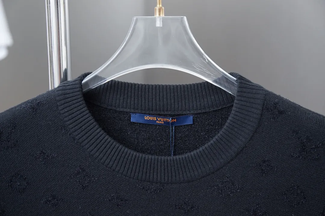 🅿️230 LV Louis 25ss spring and summer new model, black letter jacquard knitted short sleeves, light luxury, essential item for daily commuting for men and women, correct version, welcome to compare, detailed features · Made of high-viscosity cotton material, high count cotton is added, dry and avoid stuffiness · Made of jacquard machine imported from Germany, woven with Lv Monogram plaid intarsia, and matched with velvet of the same color to present a unique three-dimensional texture · Original main mark, washed tag, brand moisture-proof paper packaging Color: Black Size: S/M/L/XL